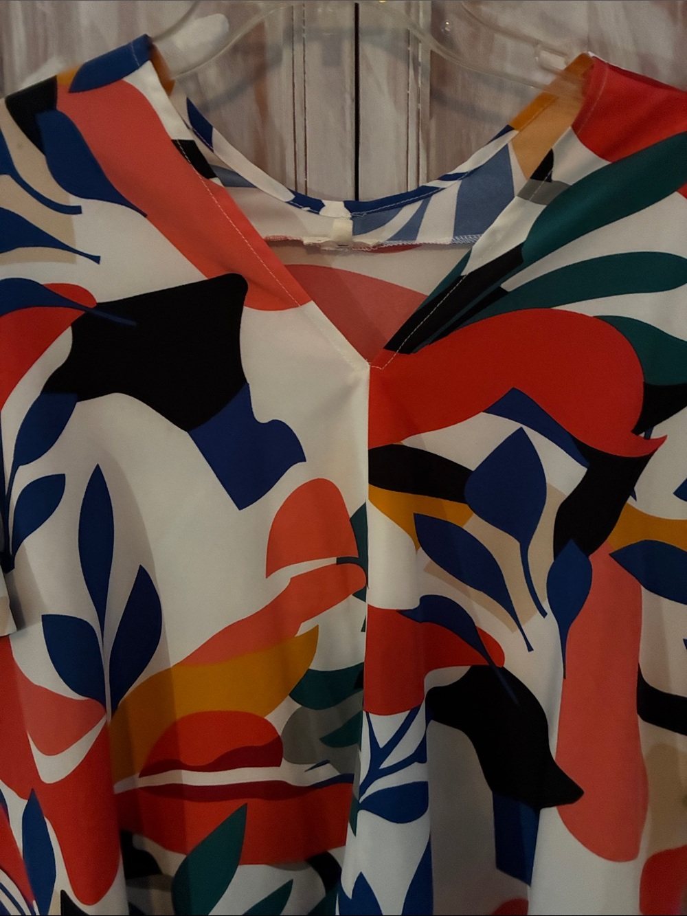 JODIFL Multicolor Abstract Leaf Print Top in White, Red, Blue, Green, Yellow - Picture 2 of 3